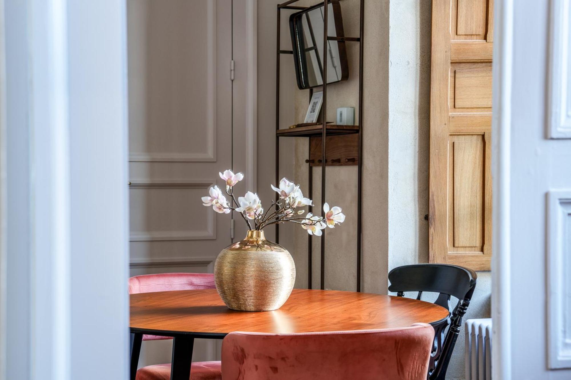 Appartement Raffine Vue Cathedrale, Jardin, Wifi Tours Exterior foto